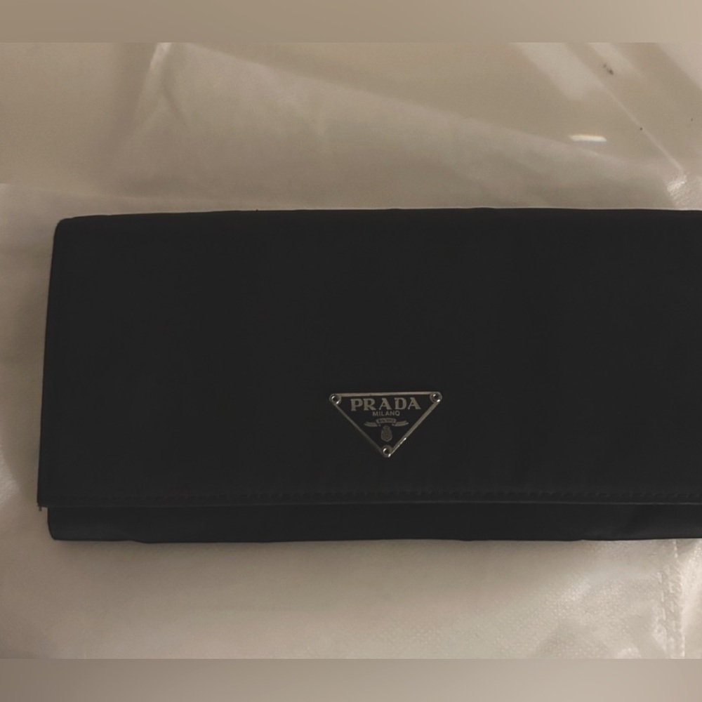 Authentic Prada wallet. Nylon good condition 🌸
